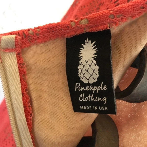 Pineapple clothing lovely lace effect overlay dress. Size small. - Picture 5 of 10